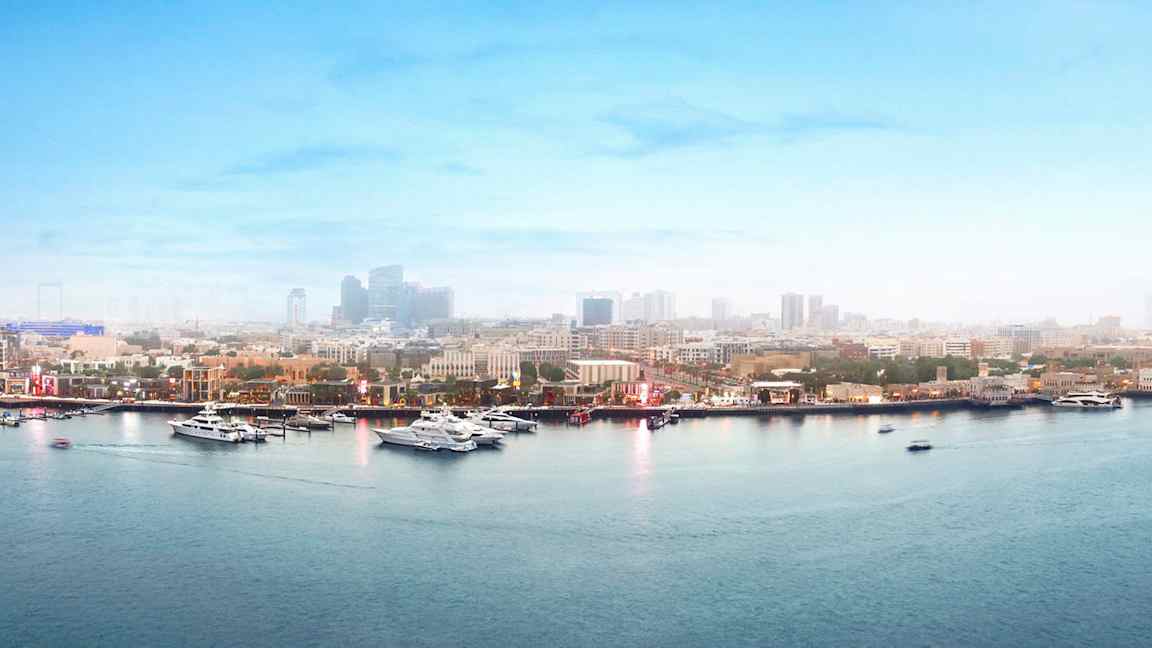 En panoramabild över en stad med en stor vattenled och flera båtar och byggnader i bakgrunden. (AI-genererad text)