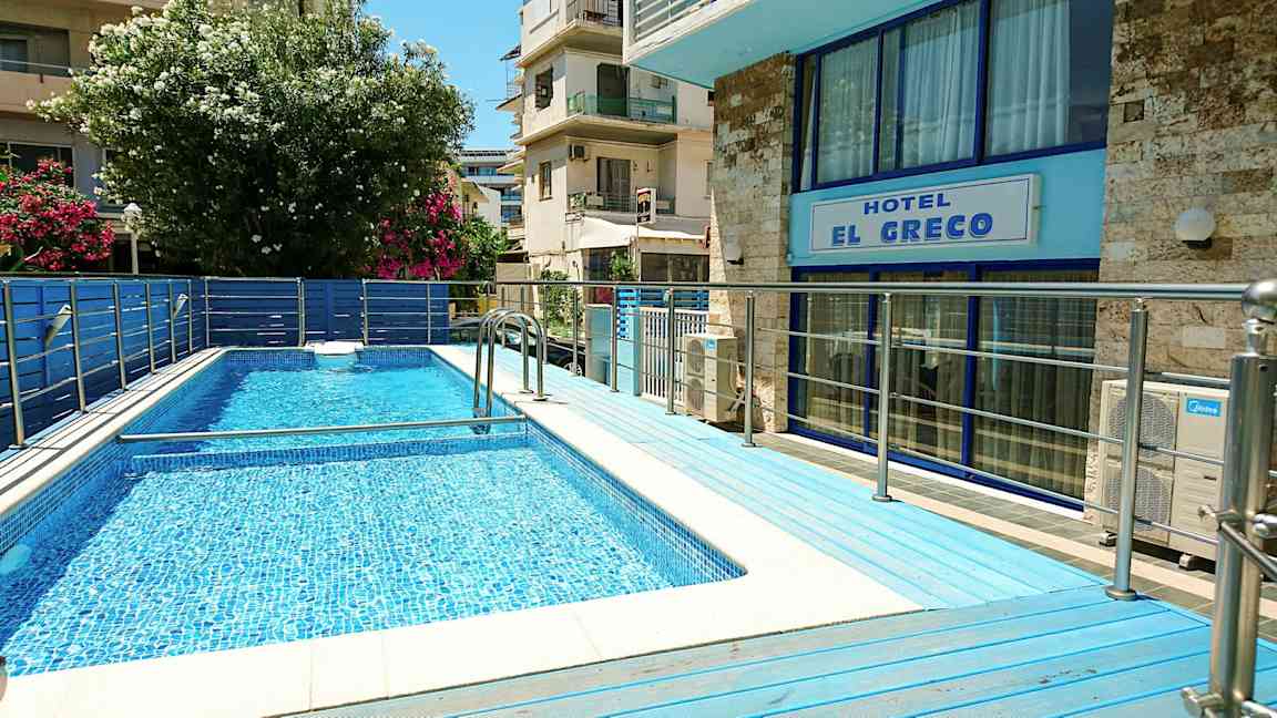 Poolområde vid hotell El Greco. (AI-genererad text)