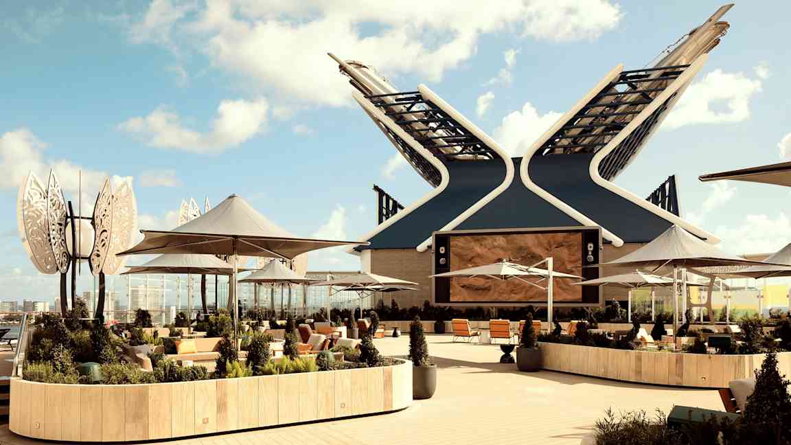 Ett modernt utomhusområde med parasoller, sittplatser och växter på ett kryssningsfartyg. (AI-genererad text)