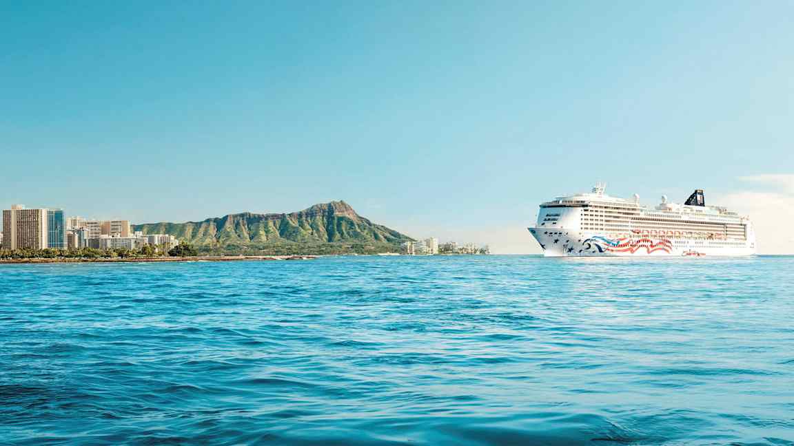 En kryssningsfartyg seglar nära en kustlinje med en bergskedja och byggnader. (AI-genererad text)