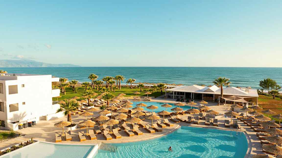 Poolområde med solstolar och parasoller, med utsikt över havet. (AI-genererad text)