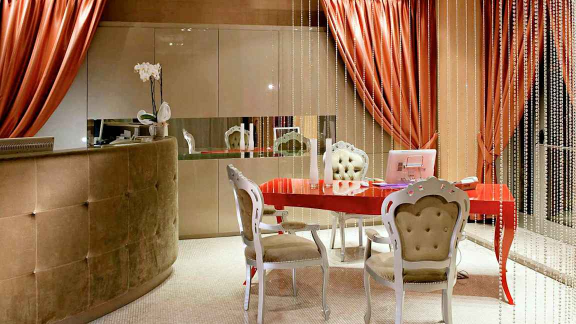 Ett välkomnande rum med ett rött bord, elegant möbler och dekorativa element. (AI-genererad text)