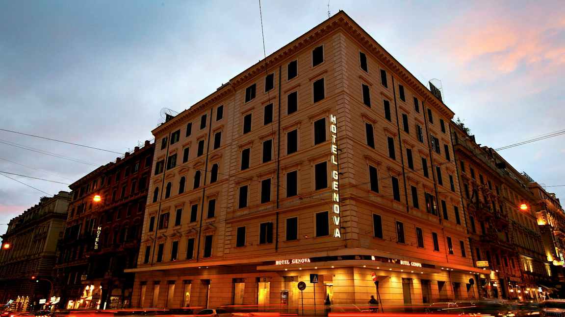 En fler vånings byggnad med texten Hotel Genova lysande på fasaden. (AI-genererad text)