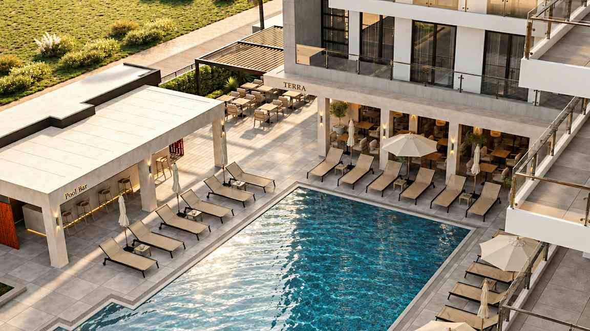 Hotellområde med pool, solstolar och restaurangytor. (AI-genererad text)