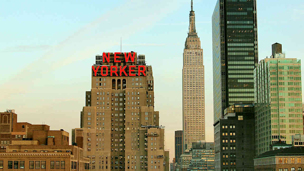 En bild av stadssiluetten med en byggnad märkt "New Yorker" och omkringliggande skyskrapor. (AI-genererad text)
