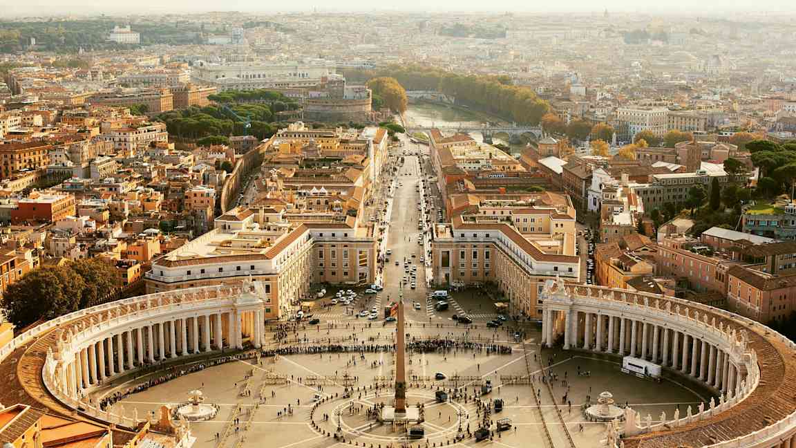 Vy över Petersplatsen i Vatikanstaten, omgiven av byggnader och pilgrimsfärder. (AI-genererad text)