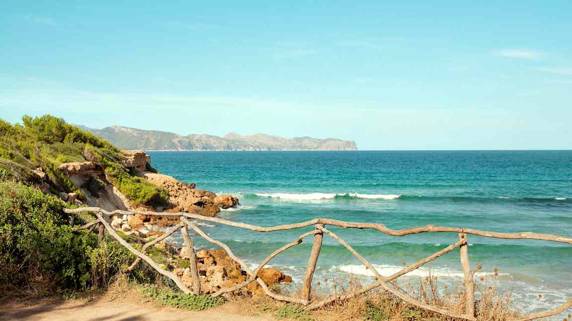 Strand med trästaket och hav i bakgrunden. (AI-genererad text)