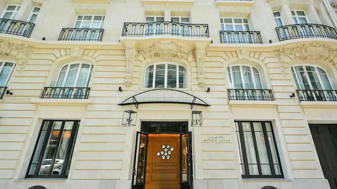 Bild av fasaden på Maison Astor Paris, med klassisk arkitektur och dekoration. (AI-genererad text)