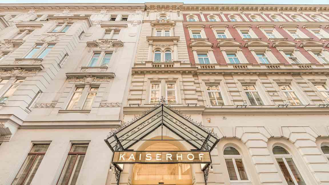 Byggnadens fasad med inskriptionen 'Kaiserhof' vid ingången. (AI-genererad text)