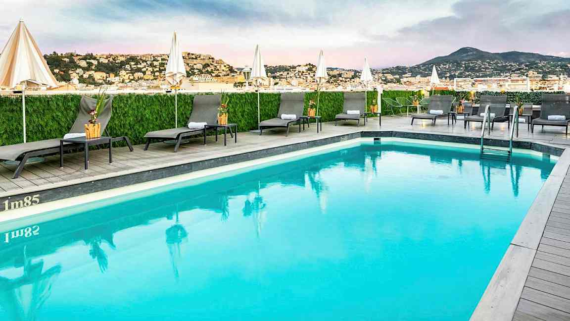 Utomhuspool med solstolar och parasoller. (AI-genererad text)