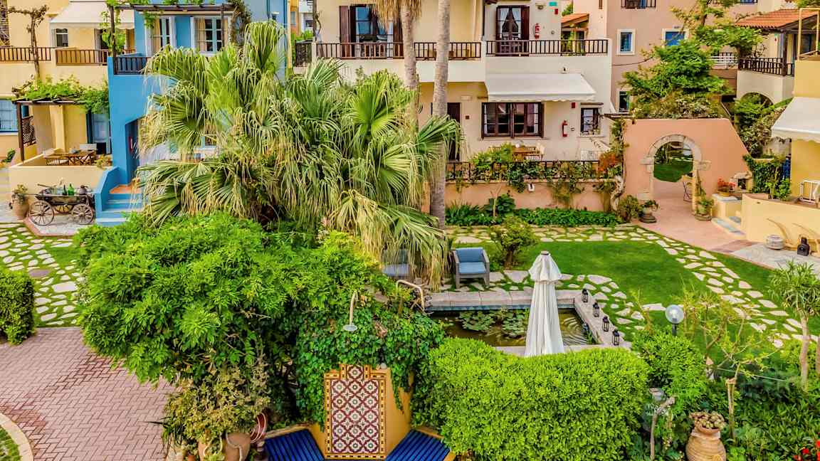 Charmiga hus med färgglada fasader omgiven av grönska och blommor. (AI-genererad text)