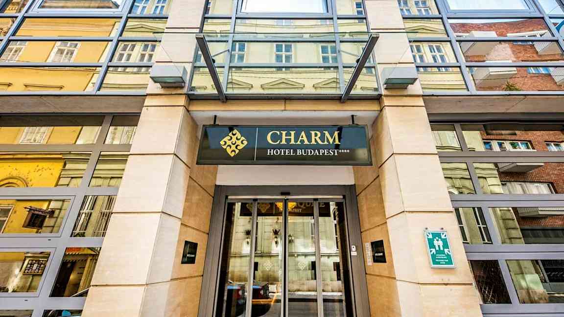 Entré till ett hotell med skylttexten "Charm Hotel Budapest". (AI-genererad text)