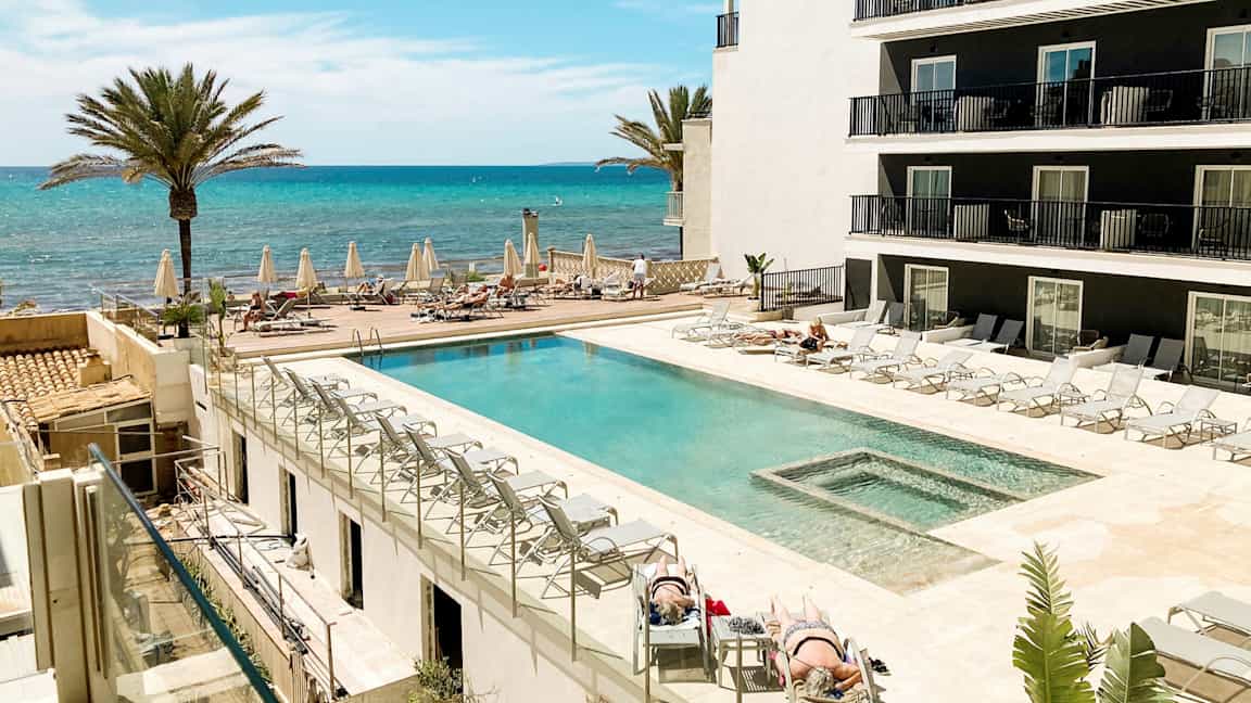 Utomhuspool vid ett hotell nära havet. (AI-genererad text)