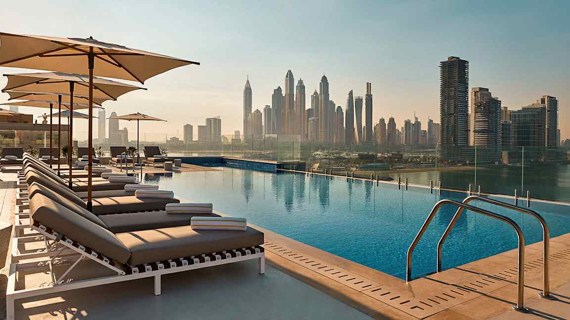 En infinitypool med stadssilhuett i bakgrunden. (AI-genererad text)