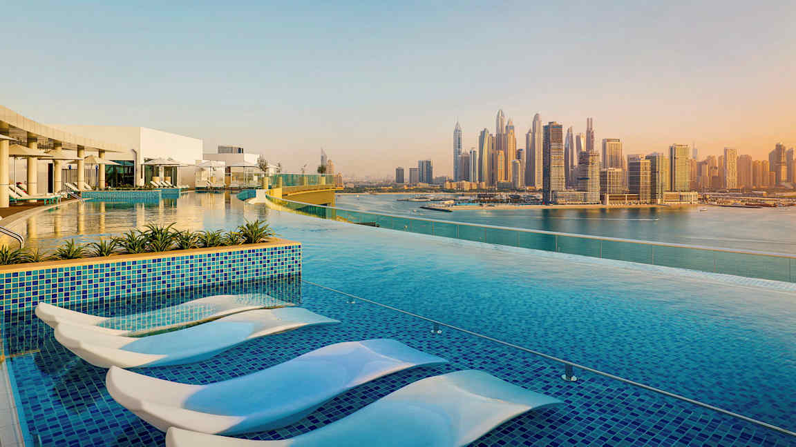 En infinitypool med utsikt över en stadssiluett. (AI-genererad text)