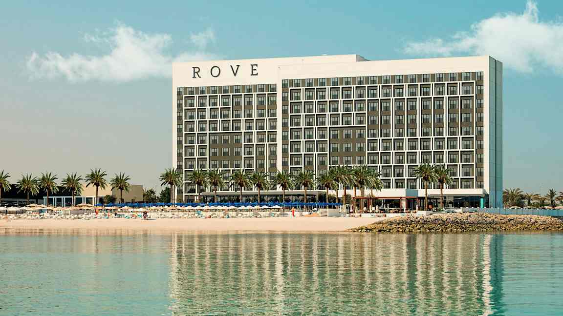 Ett hotell vid en strand med palmer. (AI-genererad text)