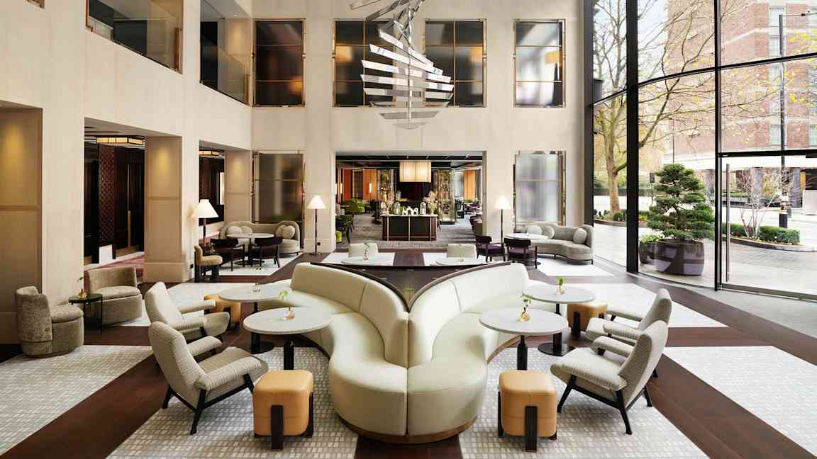 Hotellobby med elegant sittgrupp och modern design. (AI-genererad text)