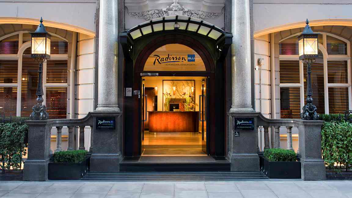 Ingång till Radisson Blu Edwardian Kenilworth Hotel. (AI-genererad text)