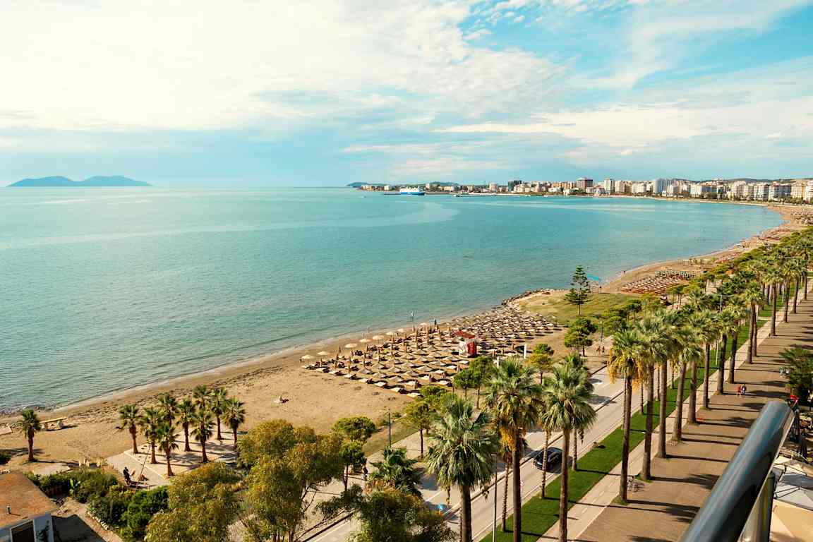 Strand med parasoll och havet i bakgrunden. (AI-genererad text)