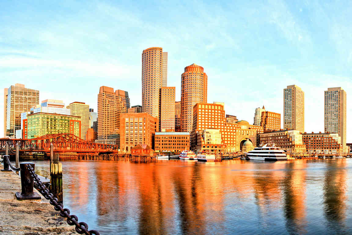 Stadssilhuett med moderna byggnader och en vattenfront. (AI-genererad text)