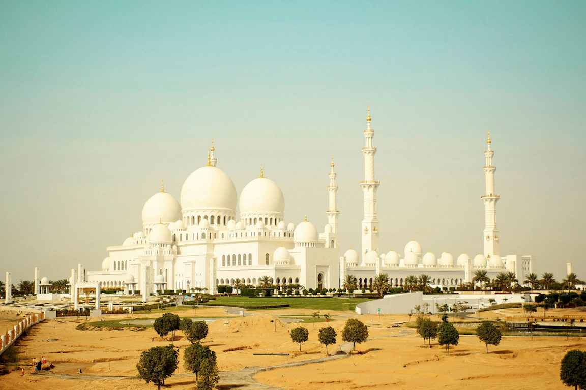 En stor vit moské med kupoler och minareter. (AI-genererad text)