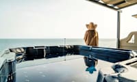 Enrumslägenhet med stor balkong och havsutsikt