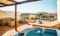 Tvårumslägenhet mot poolområdet och takterrass med bubbelpool