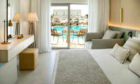 Dubbelrum superior med access till privat, delad pool