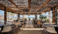 Njut av den fina utsikten från hotellets Beach House