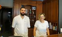 Alexandros och Alina har jobbat i många år på hotellet och tar väl hand om sina gäster