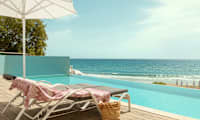 2-rums CLUB HOUSE POOL SUITE, terrass med havsutsikt närmast havet och access till privat,delad pool