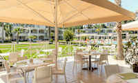 I hotellets bufférestaurang serveras frukost, lunch och middag