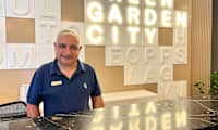 Cetin som är ett känt ansikte i receptionen tar väl hand om sin gäster