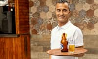 I poolbaren står Öner redo att servera dig under semester