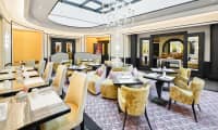 Hotellets à la carte-restaurang med lokala och internationella rätter