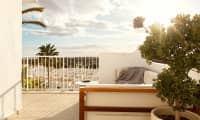 Våra fina Prime Lounge Suites har en stor balkong med utemöbler och solsängar