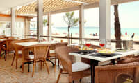 Restaurangen ligger precis vid Playa del Palmas populära strandpromenad