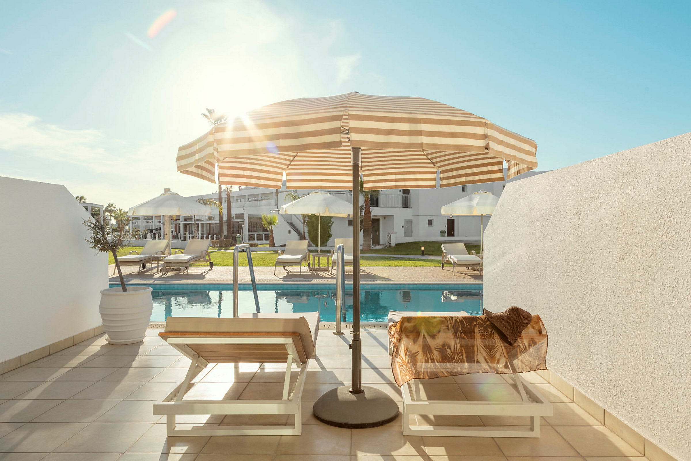 Prime Pool Suite 1 rum, terrass med access till privat, delad pool
