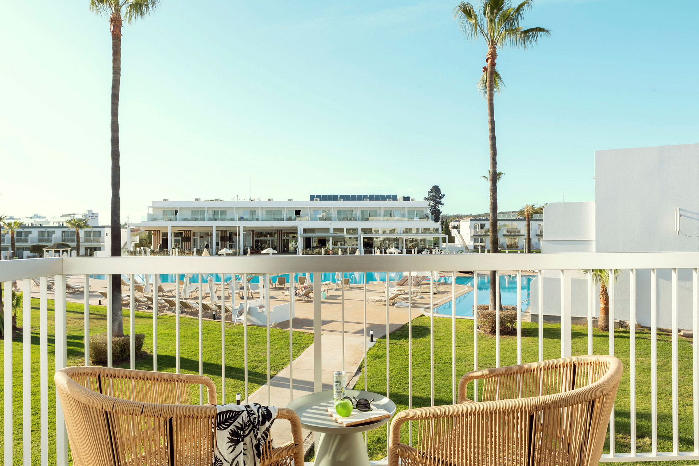 Junior Suite 2 rum, balkong mot poolområdet