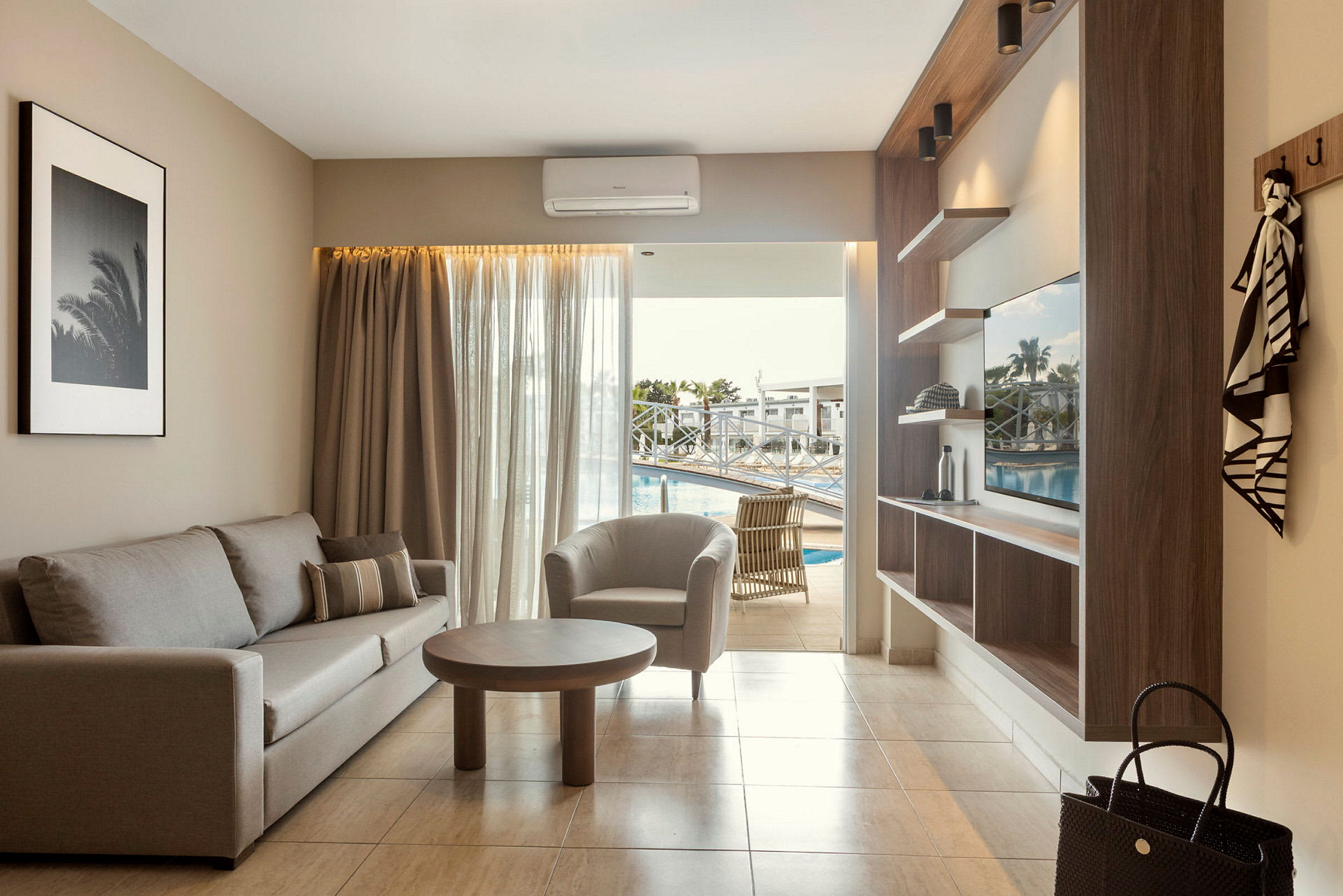 Prime Pool Suite 2 rum, terrass med direkt poolaccess till hotellets pool