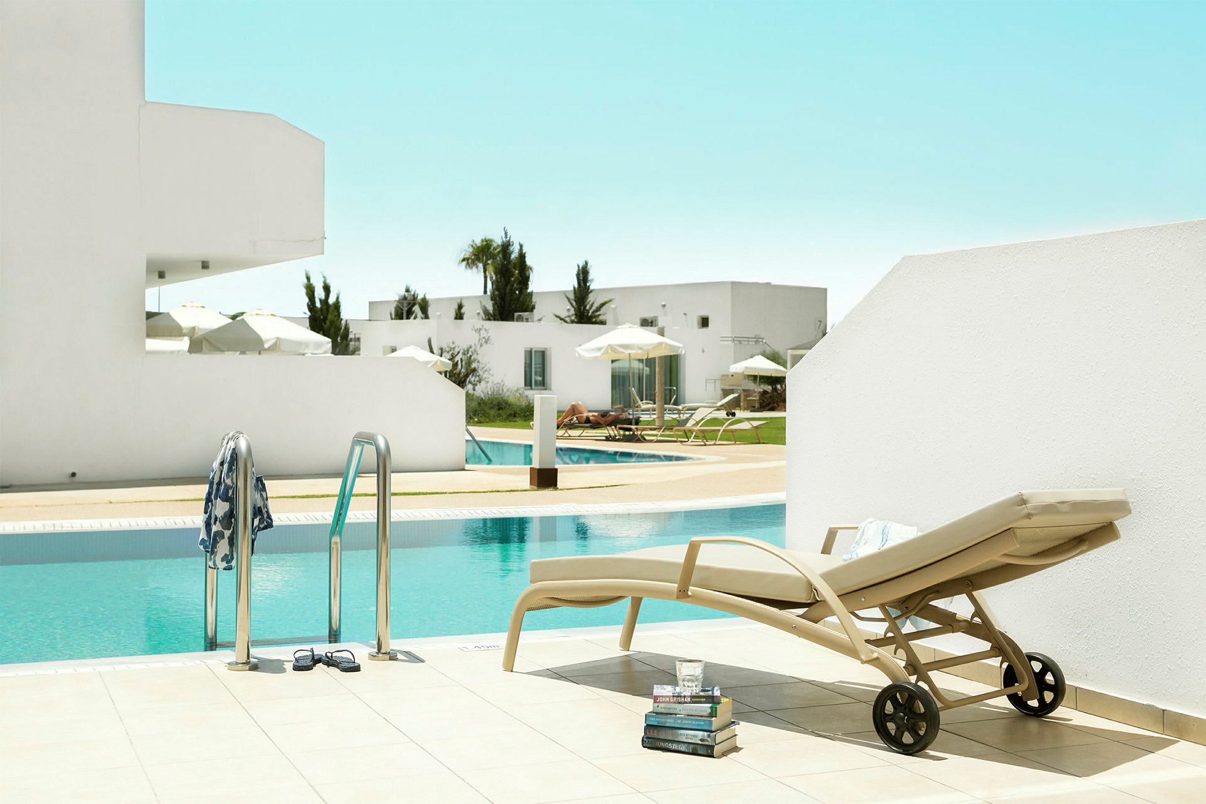 Prime Pool Suite 1 rum, stor terrass med access till privat, delad pool.