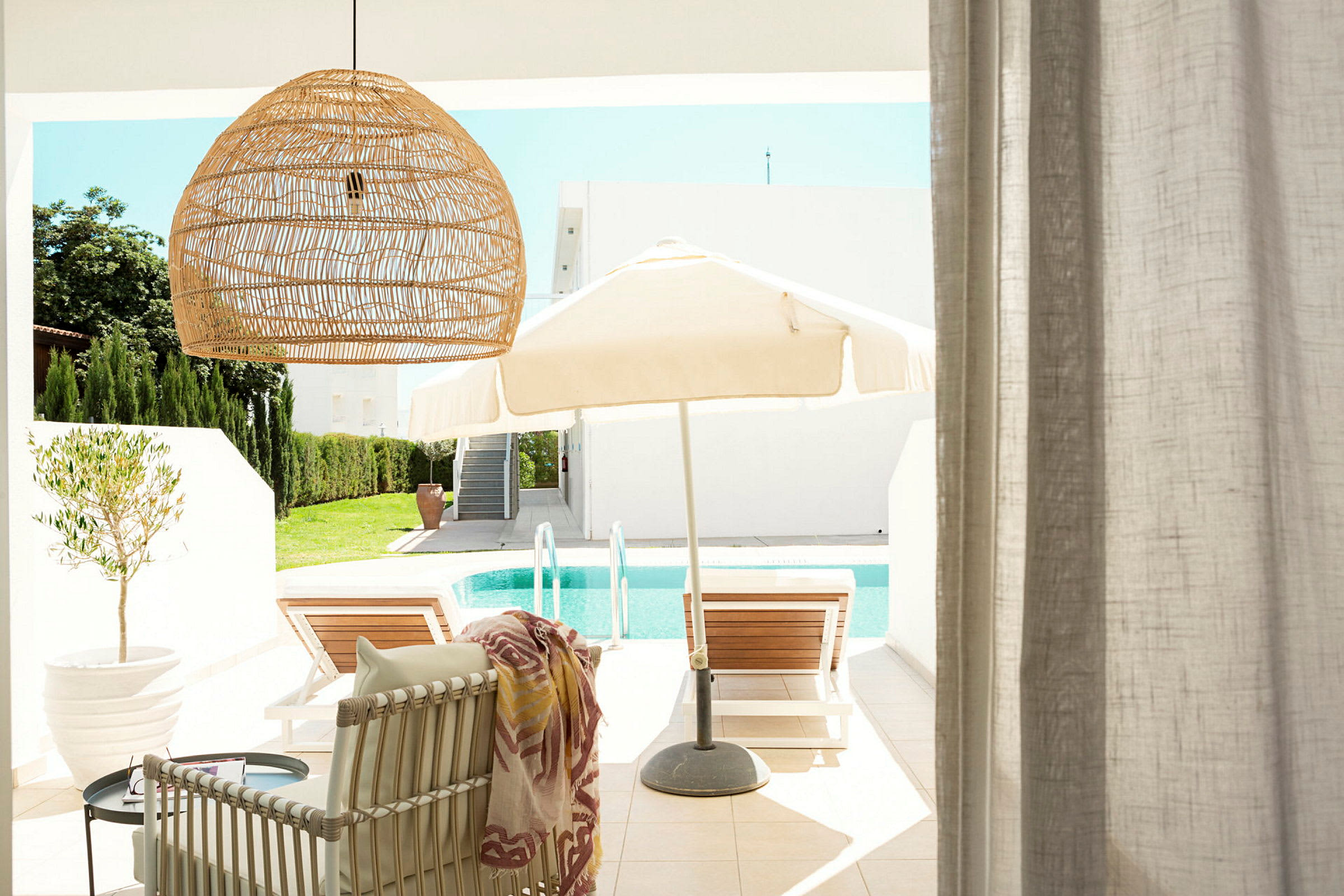 Prime Pool Suite 1 rum, stor terrass med access till privat, delad pool