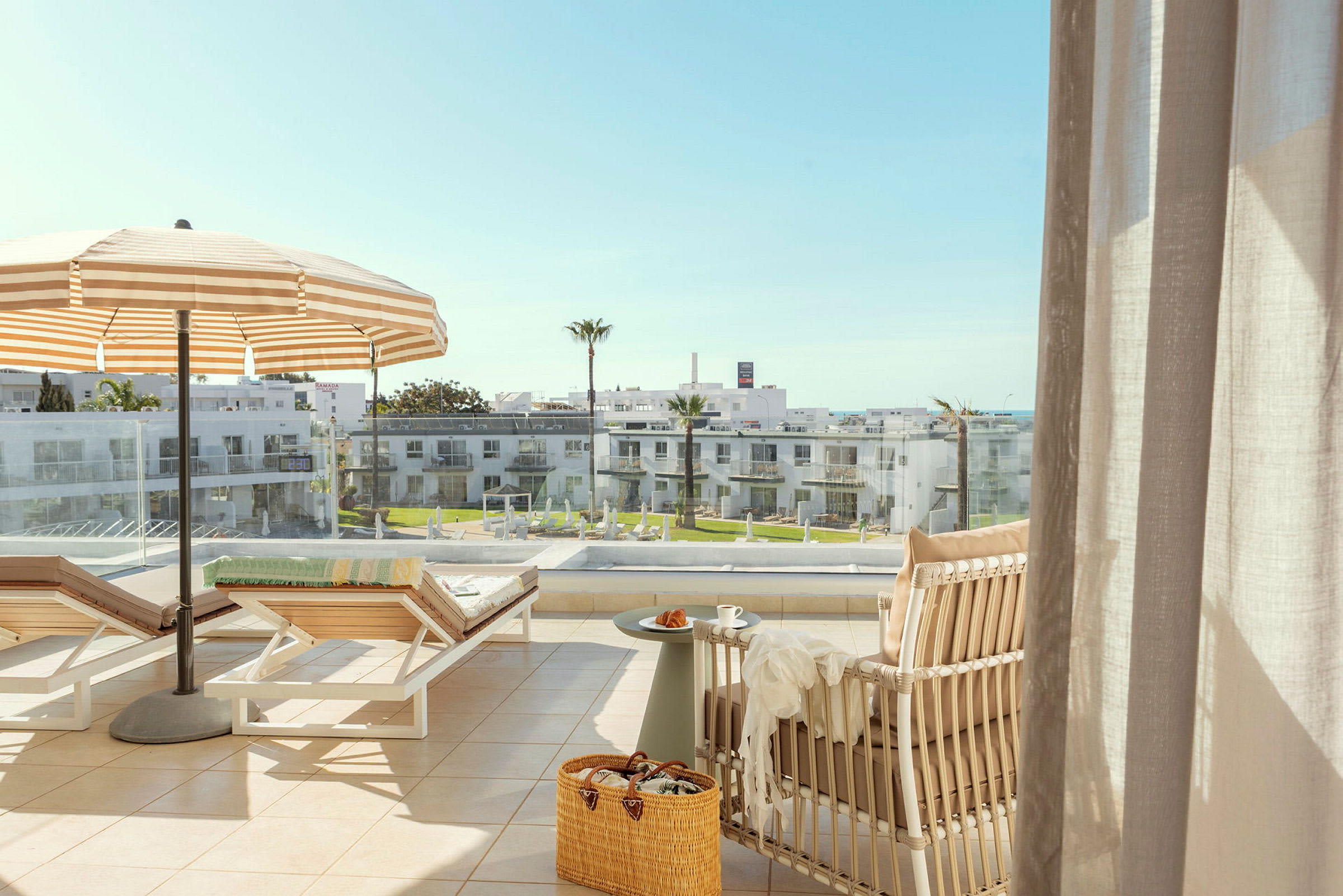 Prime Rooftop Suite 1 rum, stor balkong mot poolområdet