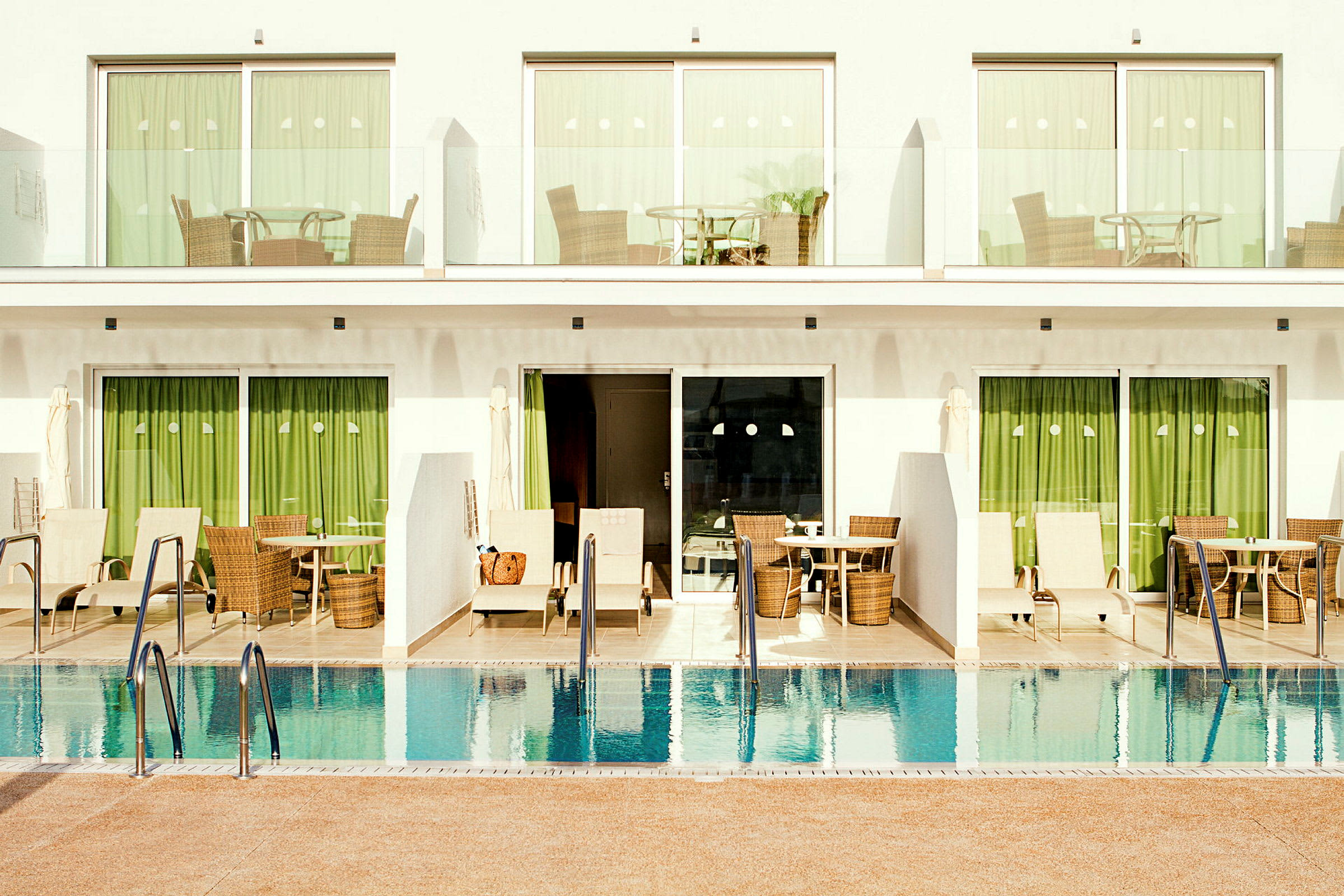 Prime Pool Suite 1 rum, terrass med access till privat, delad pool.