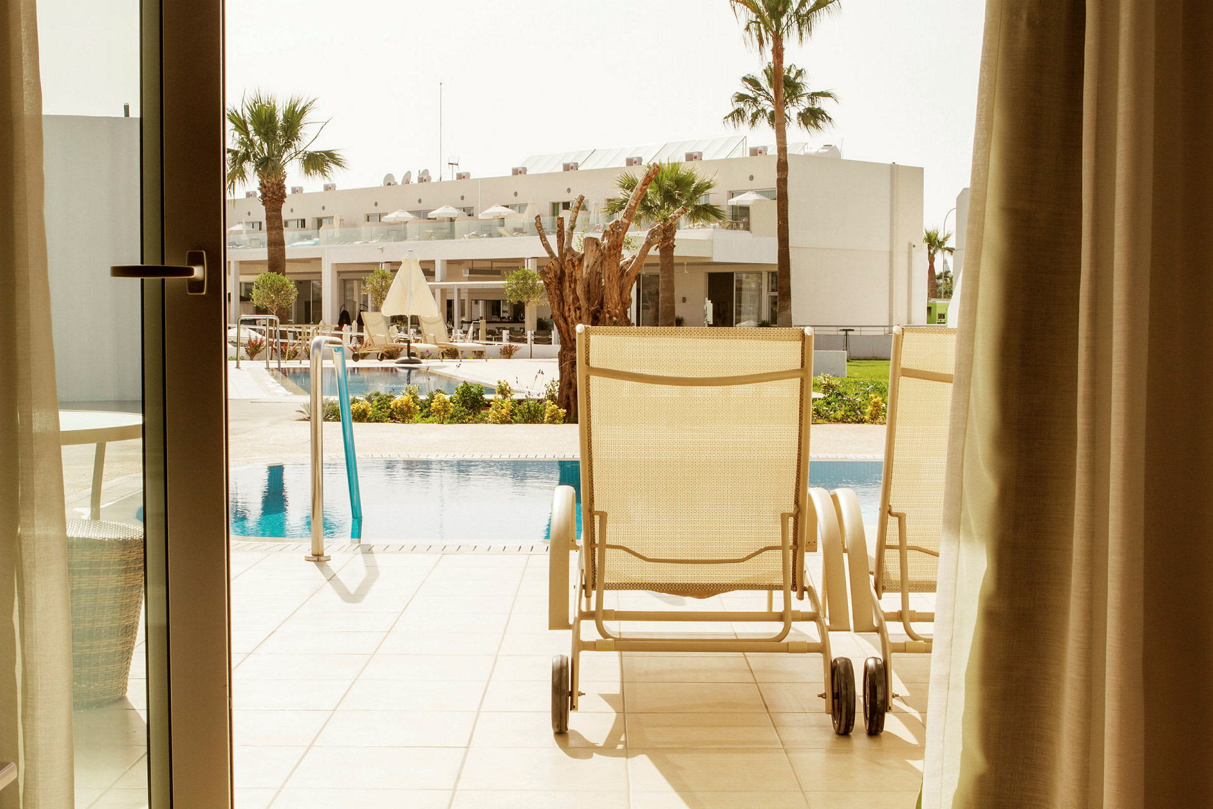 Prime Pool Suite 2 rum, terrass med privat pool.