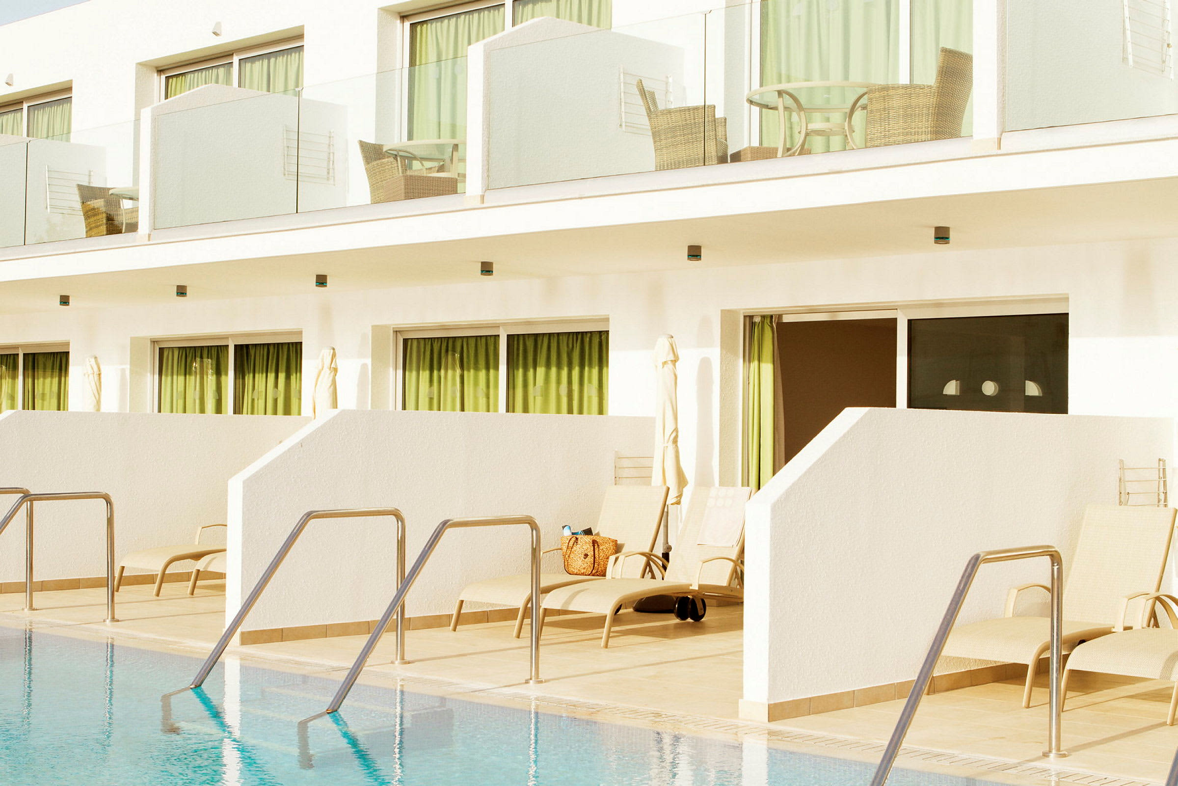 Prime Pool Suite 1 rum, terrass med access till privat, delad pool.