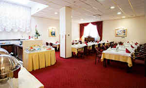 Interiör av en matsal med uppdukade bord, röda gardiner och en buffé. (AI-genererad text)