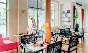 En restaurang med bord och stolar, dekorerad med konst och inredningsdetaljer. (AI-genererad text)