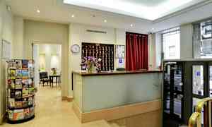 Hotellreception med disk och nyckelskåp. (AI-genererad text)