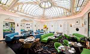 En restaurang med dekorativt glastak och färgglada möbler. (AI-genererad text)